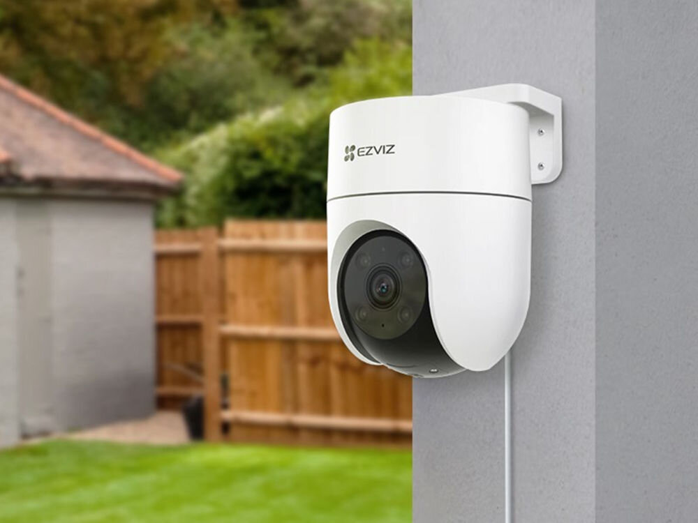 Kamera EZVIZ H8C - Pełna kontrola, kamera przymocowana do elewacji budynku