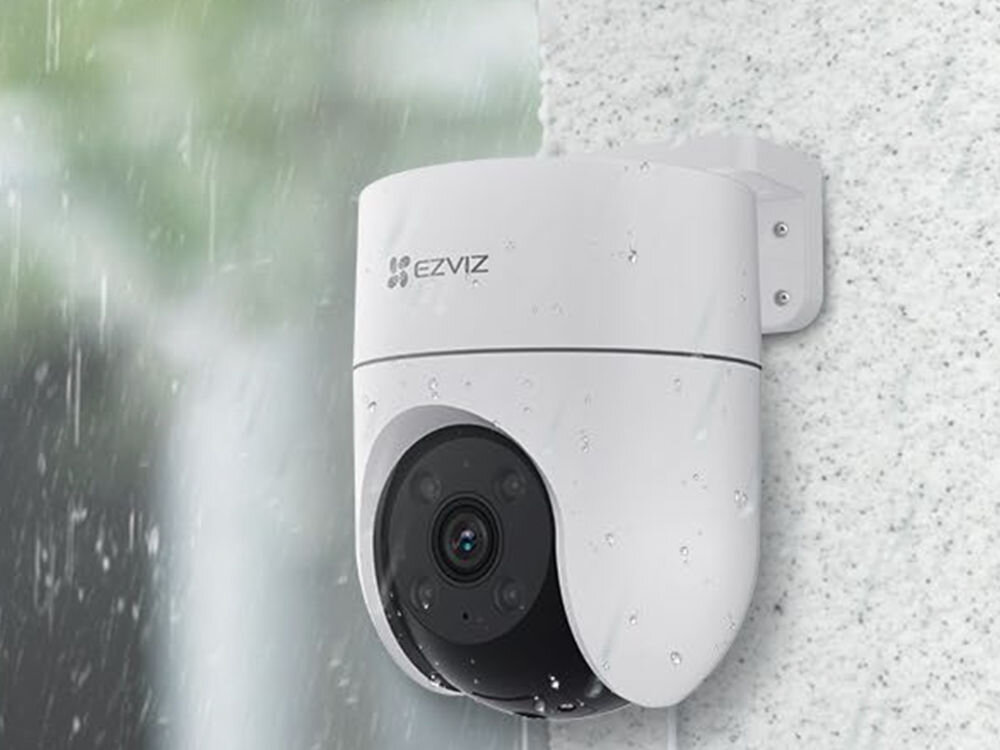 Kamera EZVIZ H8C - Odporność na pogodę, kamera w deszczu przyczepiona na elewacji