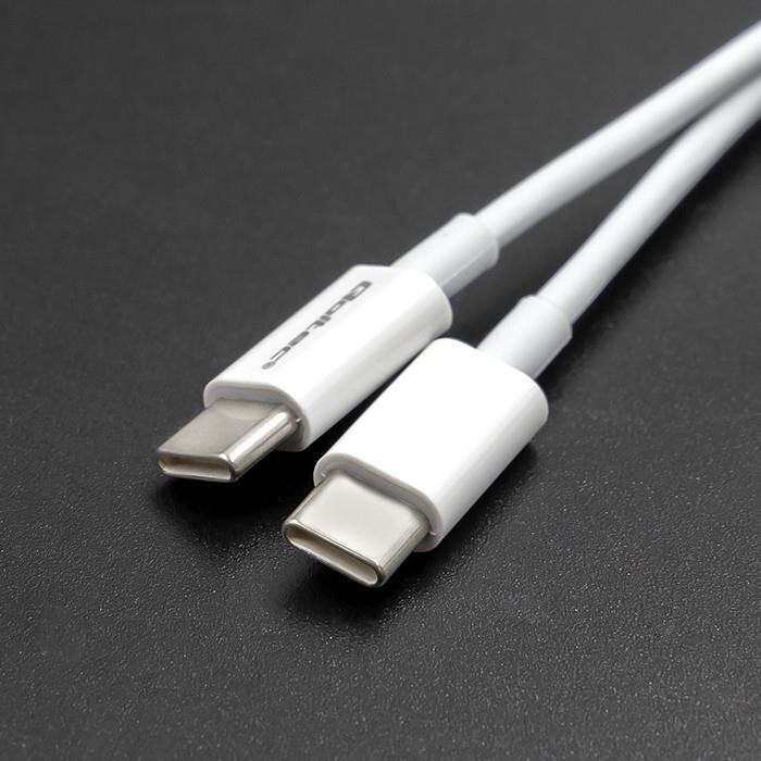 Na obrazie widoczne są dwa białe kable USB Typ C z metalowymi końcówkami. Na jednym z kabli znajduje się logo \'Qoltec\'.