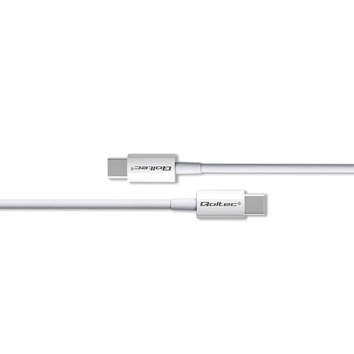 Na obrazie widoczny jest biały kabel USB z dwoma złączami typu C, na których znajduje się logo \'Qoltec\'.