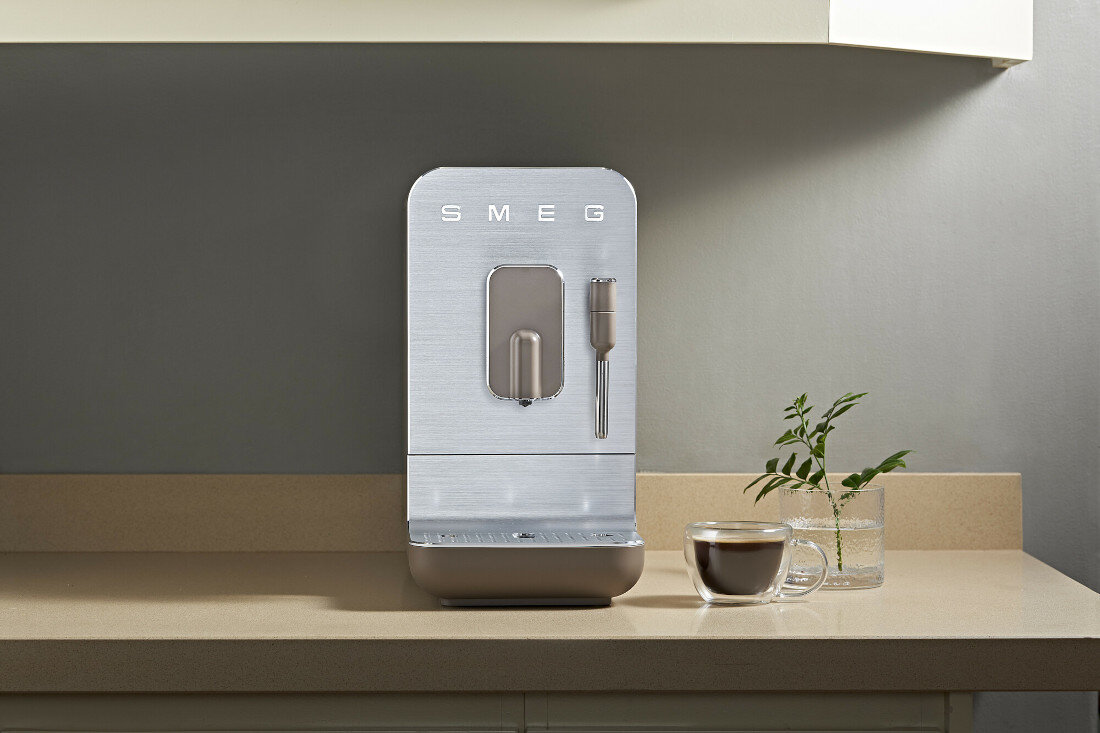 Ekspres SMEG BCC02WHMEU bialy kolorystyka design niewielki rozmiar 