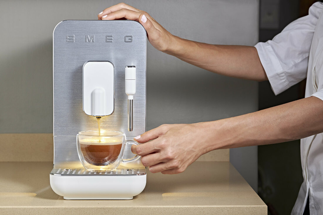 Ekspres SMEG BCC02WHMEU bialy aromat smak moc 1350W 19 barow Nowoczesny system grzewczy Thermoblock 50-gramowy pojemnik na kawe zbiornik pojemnosc 1,4l