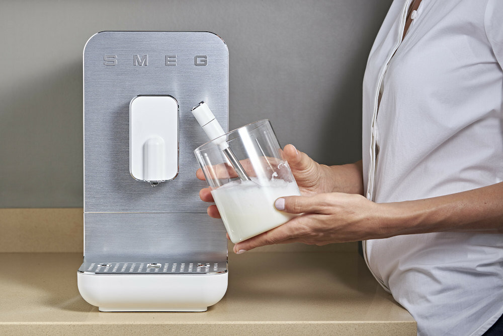 Ekspres SMEG BCC02WHMEU bialy 8 rodzajow napoju komfort bezpieczenstwo automatyczne wylaczenie spenianie mleka regulacja mocy stopien zmielenia ziaren