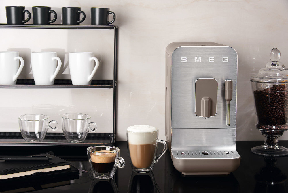 Ekspres SMEG BCC02WHMEU bialy  konserwacja latwe czyszczenie