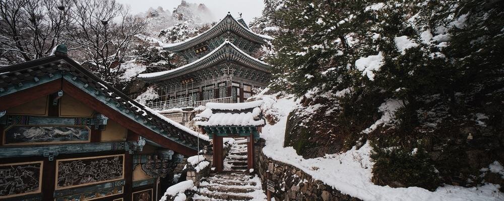 Zdjęcie architektury wykonane Laową 10 mm f/4,0 Cookie zimowy pałac w górach 