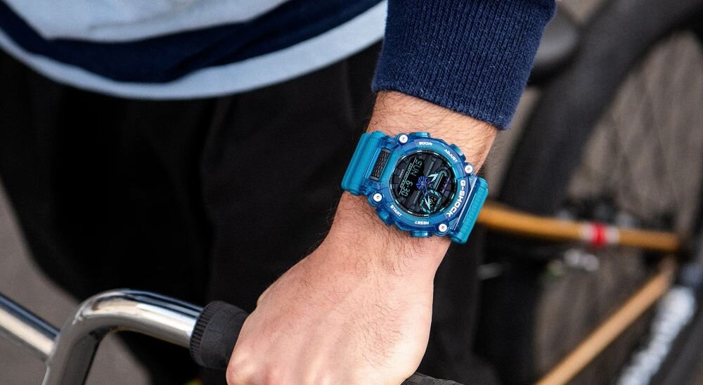 Zegarek sportowy CASIO G-SHOCK GA-900  ekran bateria czujniki zdrowie sport pasek ładowanie pojemność rozdzielczość łączność sterowanie krew puls rozmowy smartfon aplikacja 