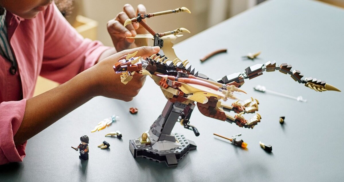 LEGO Harry Potter Smok rogogon węgierski 76406 Model ma czarne łuski, kolczasty ogon i ognisty oddech — tak jak filmowy rogogon węgierski Wielbiciele Harry’ego Pottera będą oczarowani zestawem