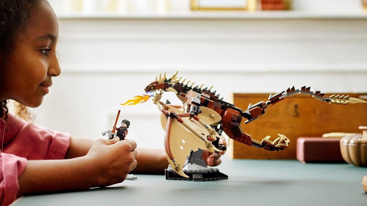 LEGO Harry Potter Smok rogogon węgierski 76406 Złożony z klocków smok z „latającymi” skrzydłami