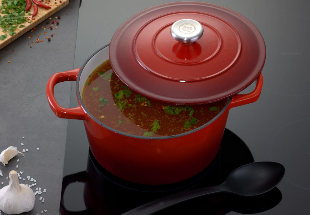 Garnek MG HOME Infinito 22 cm do każdej kuchni garnek czerwony pokrywka uchylona garnek stoi na płycie potrawa w środku naczynia 