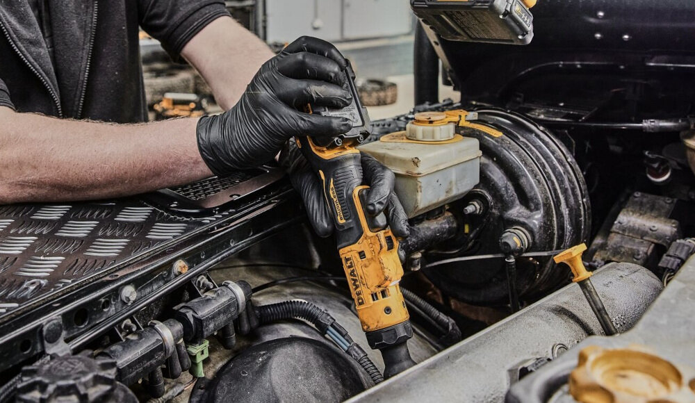Grzechotka DEWALT DCF504N-XJ do roznych prac zmienna predkosc obrotowa na spuscie glowica z podwojną zapadka praca w trudno dostepnych miejscach