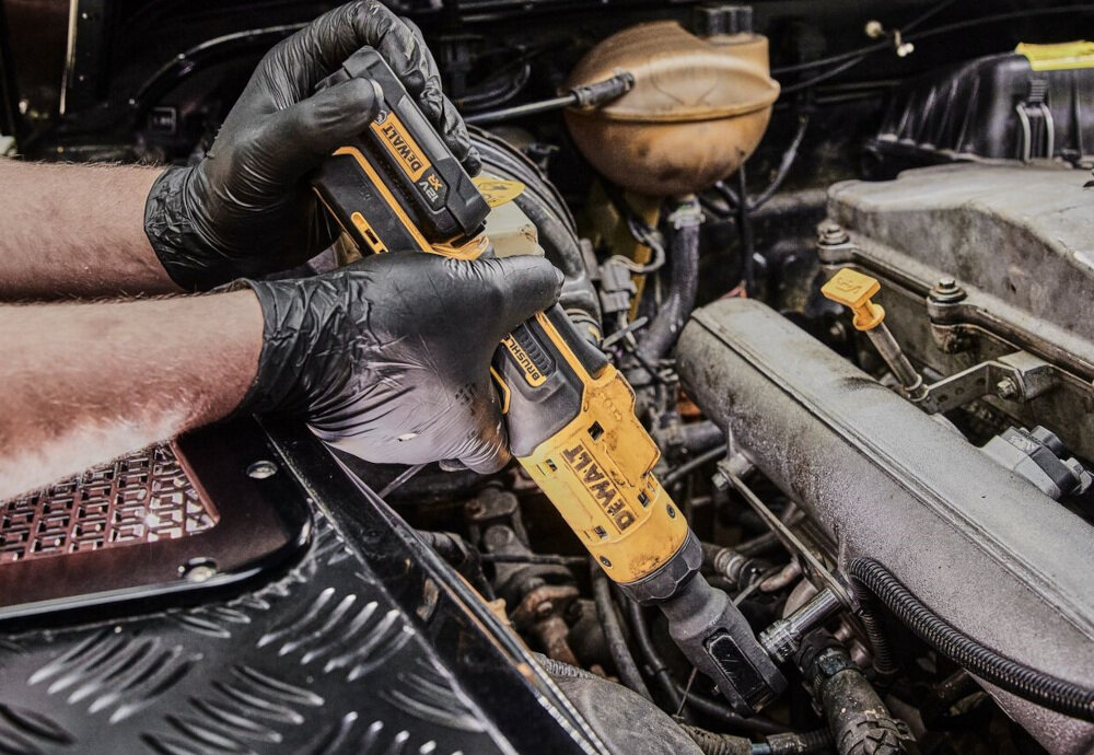 Grzechotka DEWALT DCF504L1G-QW silnik bezszczotkowy akumulator Li-Ion seria 12V XR o pojemnosc 3,0 Ah moment obrotowy do 54 Nm ladowarka