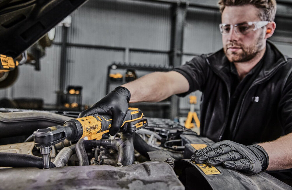 Klucz pneumatyczny DEWALT DCF512N-XJ blokada spustu