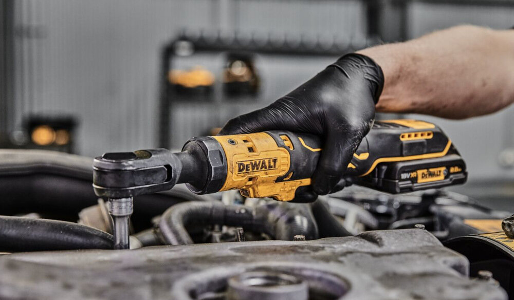 Klucz pneumatyczny DEWALT DCF512N-XJ ergonomiczna konstrukcja uchwytu waga 1,0 kg nylonowa obudowa wypełniona włóknem szklanym