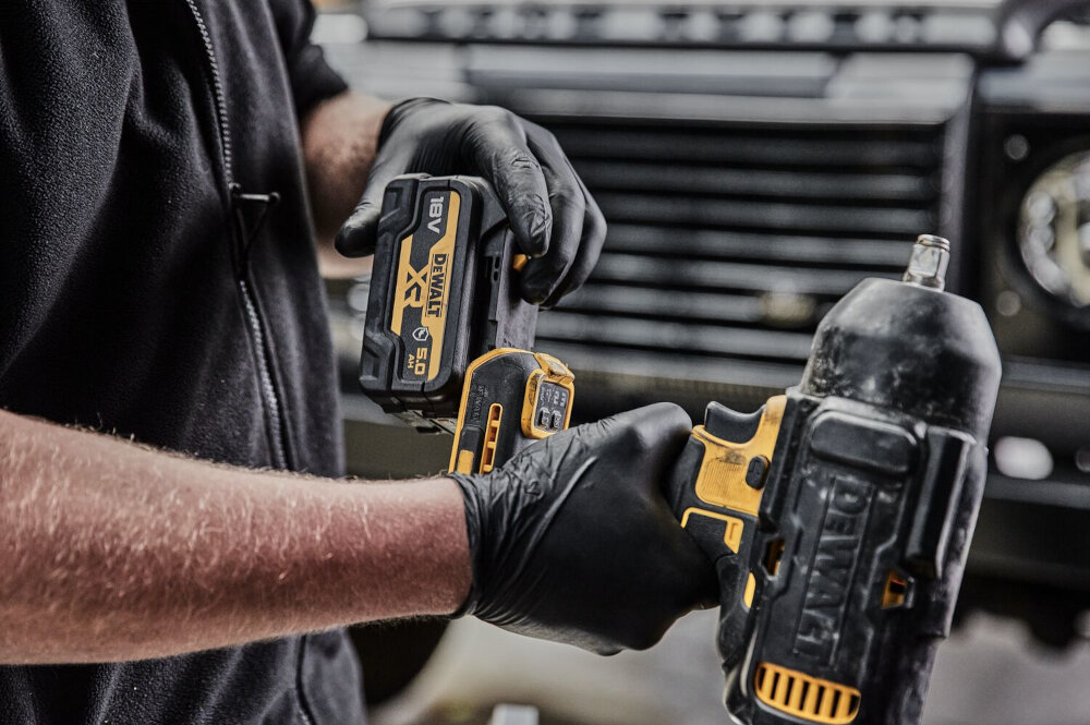 Klucz udarowy DEWALT DCF900P2G akumulator Li-Ion napiecie 18 V p ojemnosc 5,0 Ah bezszczotkowy silnik maksymalna predkosc obrotowa do 2300 obr/min maksymalny moment obrotowy do 1355 Nm moment zrywajacy do 1898 Nm