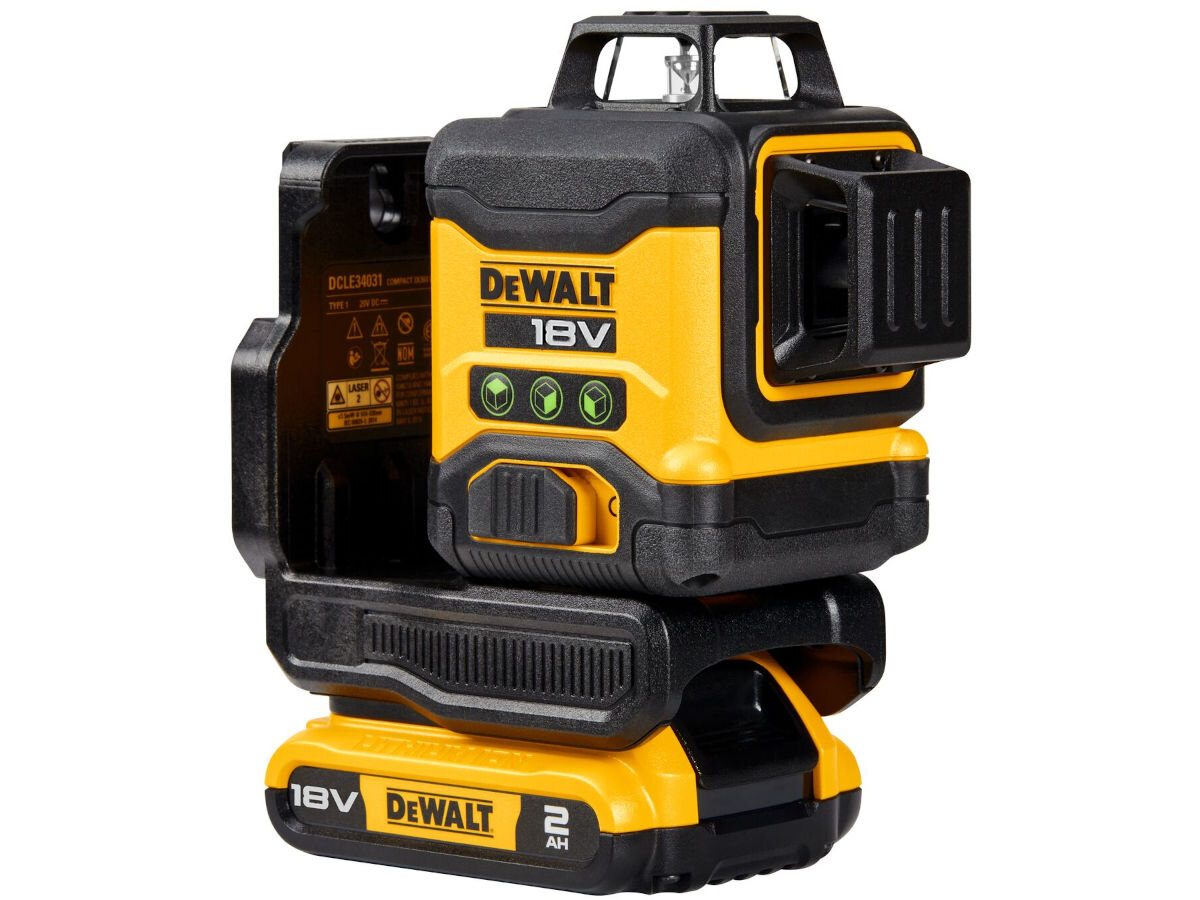 Laser krzyżowy DEWALT DCLE34031D1-QW, kontrastowe, zielone, dioda, laser, na białym tle laser frontem prawo skos