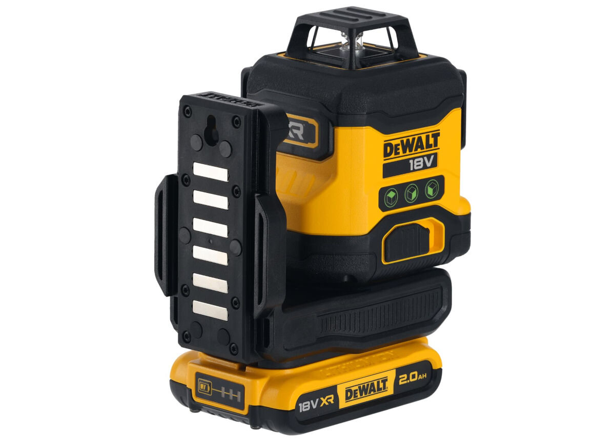 Laser krzyżowy DEWALT DCLE34031D1-QW, kompatybilność, współpracuje, warsztat, zasilanie, na białym tle laser od tyłu prawo skos