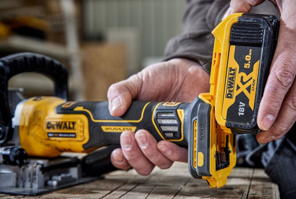 Frezarka DEWALT DCW682NT akumulator seria 18V XR pelna swoboda ruchu mobilnosc