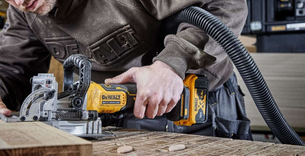 Frezarka DEWALT DCW682NT wbudowany system odsysania pylu worek na pyl przylacze do odkurzacza