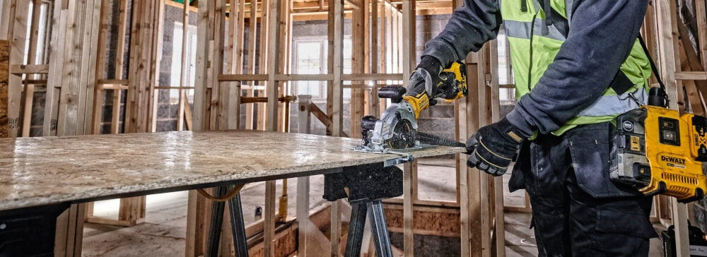Pilarka tarczowa DEWALT DCS571E1T-XJ maksymalna grubość ciętego materiału do 38 cm maksymalna głębokość cięcia pod kątem 45 stopni do 26 mm pod kątem 90 stopni do 38 mm wydłużona konstrukcja wykonywanie długich cięć