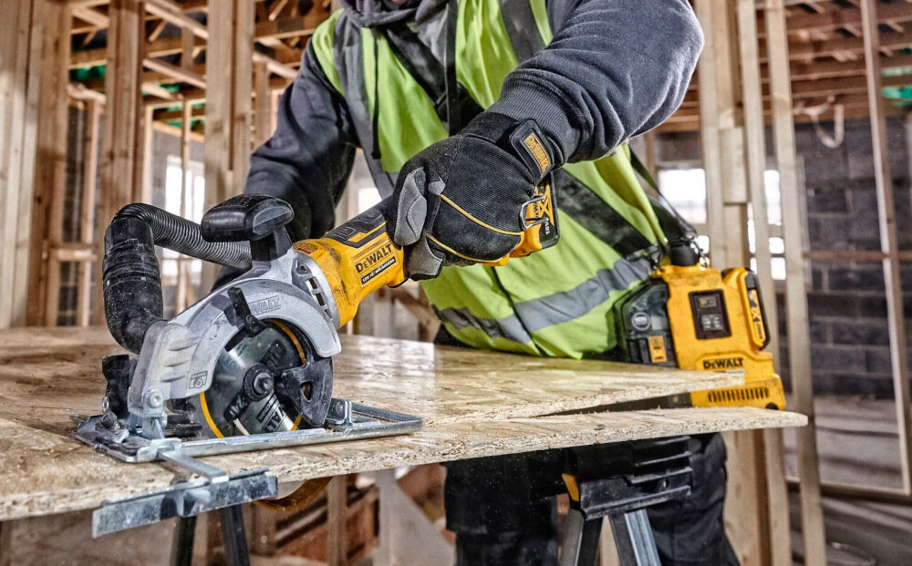 Pilarka tarczowa DEWALT DCS571E1T-XJ funkcja beznarzędziowe ustawienie kąta i głębokości cięcia blokada wrzeciona przyłącze AirLock podłączenie systemu odsysania czystość miejsca pracy lepsza widoczność obrabianego materiału