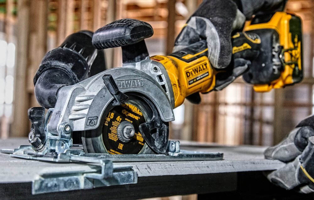 Pilarka tarczowa DEWALT DCS571E1T-XJ blokada wyłącznika elektryczny hamulec silnika