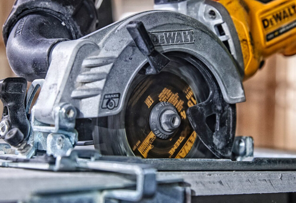 Pilarka tarczowa DEWALT DCS571E1T-XJ tarcza tnąca średnica 115 mm średnica otworu 9,5 mm niewielka masa 2,5 kg stabilna konstrukcja