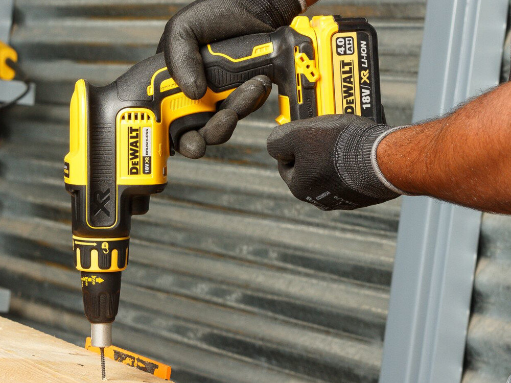 Wkrętarka DEWALT DCF620E1K do pracy w ciasnych pomieszczeniach z ograniczoną dostępnością obracany magazynek dioda LED do mocowania płyt kartonowo-gipsowych