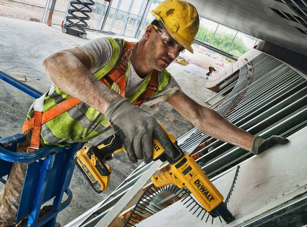 Wkrętarka DEWALT DCF620E1K kompaktowa konstrukcja solidny uchwyt ergonomiczna rękojeść pokryta antypoślizgowym tworzywem lepsza kontrola panowanie maksymalny komfort do pracy w profesjonalnych warsztacie w warunkach domowych