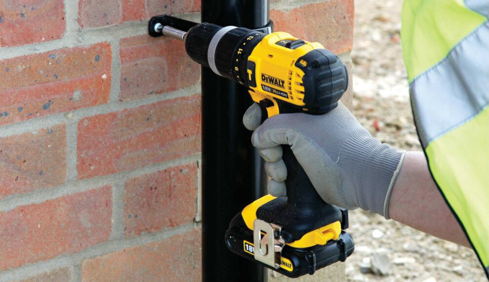 Wiertarko-wkrętarka DEWALT DCD805H2T-QW funkcja udaru częstotliwość do 34000 ud/min praca w betonie i cegle do 13 mm