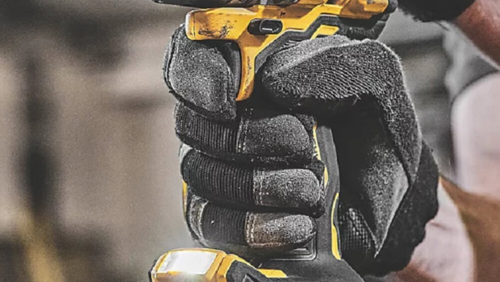 Wiertarko-wkrętarka DEWALT DCD805H2T-QW solidny uchwyt kompaktowa konstrukcja do użytkowania w profesjonalnych warsztatach w warunkach domowych ergonomiczna rękojeść antypoślizgowe tworzywo