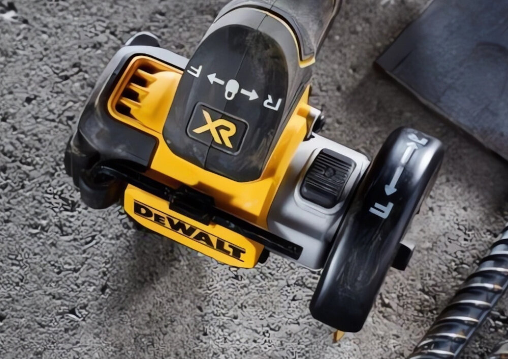 Pilarka tarczowa DEWALT DCS438E2T-QW ostrze tarczowe regulacja glebokosci ciecia prca w obu kierunkach