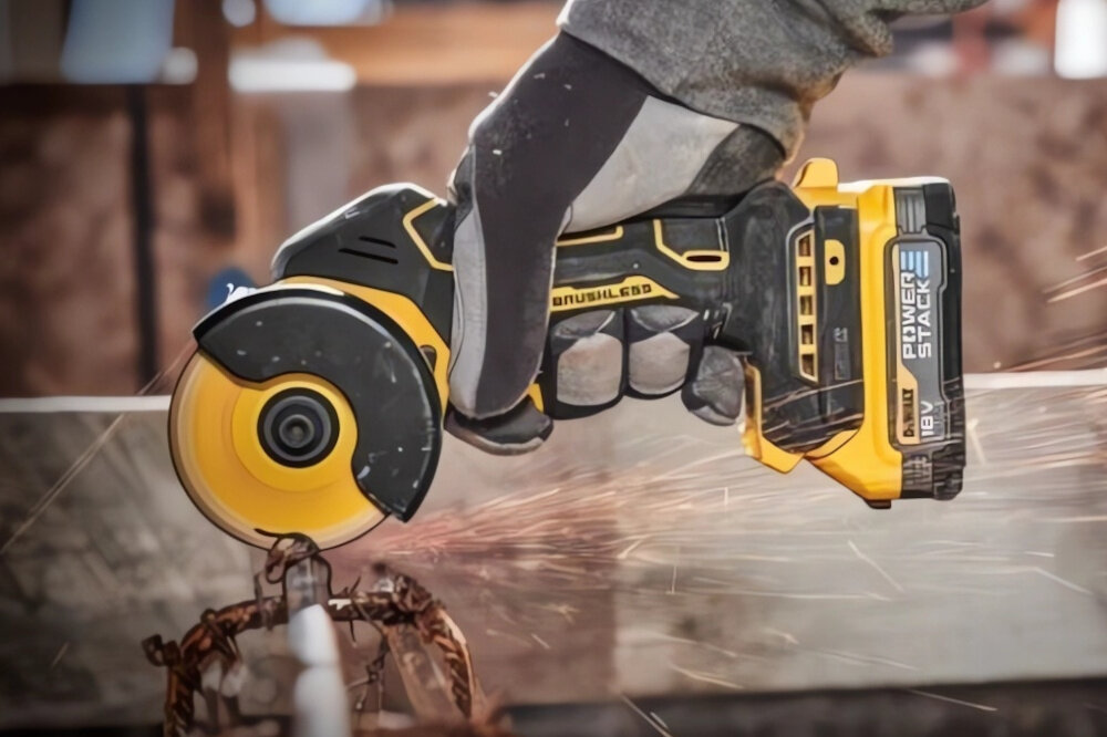 Pilarka tarczowa DEWALT DCS438E2T-QW praca w zgodzie z rygorystycznymi zasadami ergonomii bezpiecnz dla uzytkownikow i otoczenia wyprofilowana rekojesc antyposlizgowe tworzywo