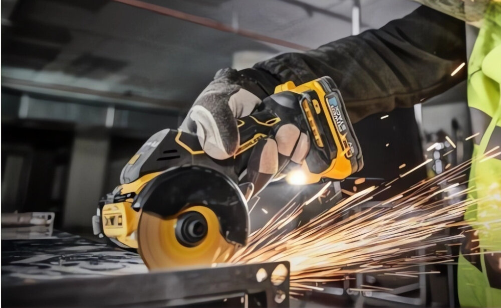 Pilarka tarczowa DEWALT DCS438E2T-QW tarcza tnaca srednica 76 mm srednica otworu 9,5 mm niewielk masa waga 2,5 kg stabilna konstrukcja