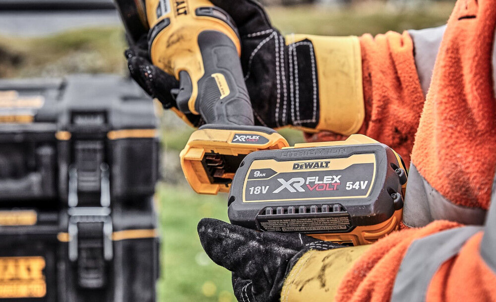 Szlifierka kątowa DEWALT DCG440N-XJ silnik bezszczotkowy akumulator Li-Ion XR FlexVolt 18/54 V 9/3 Ah