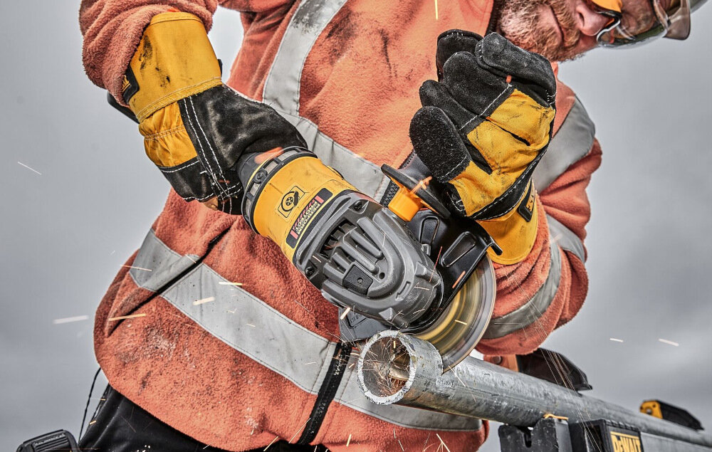 Szlifierka kątowa DEWALT DCG440N-XJ dodatkowa rękojeść boczna antywibracyjna ergonomiczna forma uchwyt osłona ochronna