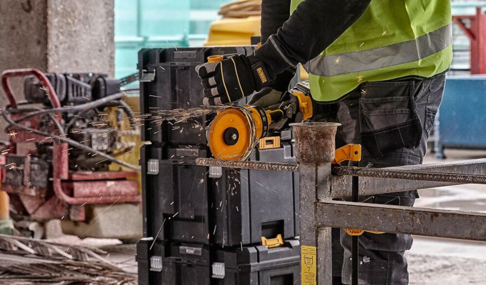 Szlifierka kątowa DEWALT DCG440N-XJ przycisk blokady wrzeciona M14 szybka zmiany tarczy