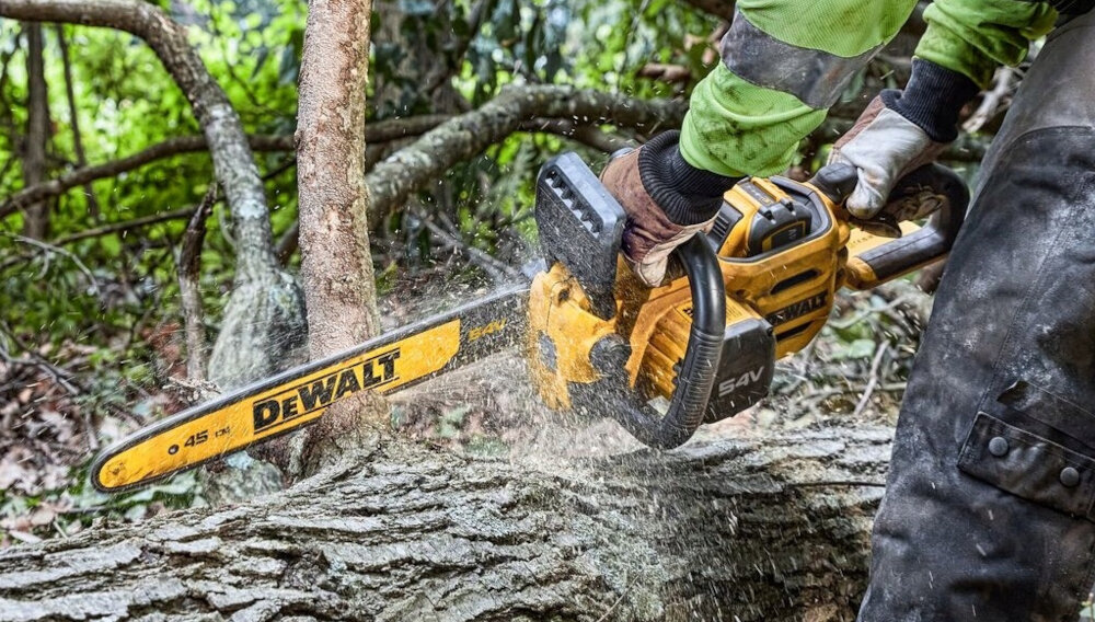 Piła akumulatorowa DEWALT DCMCS574X1 niewielka masa 5,9 kg poziom mocy akustycznej 99 dB