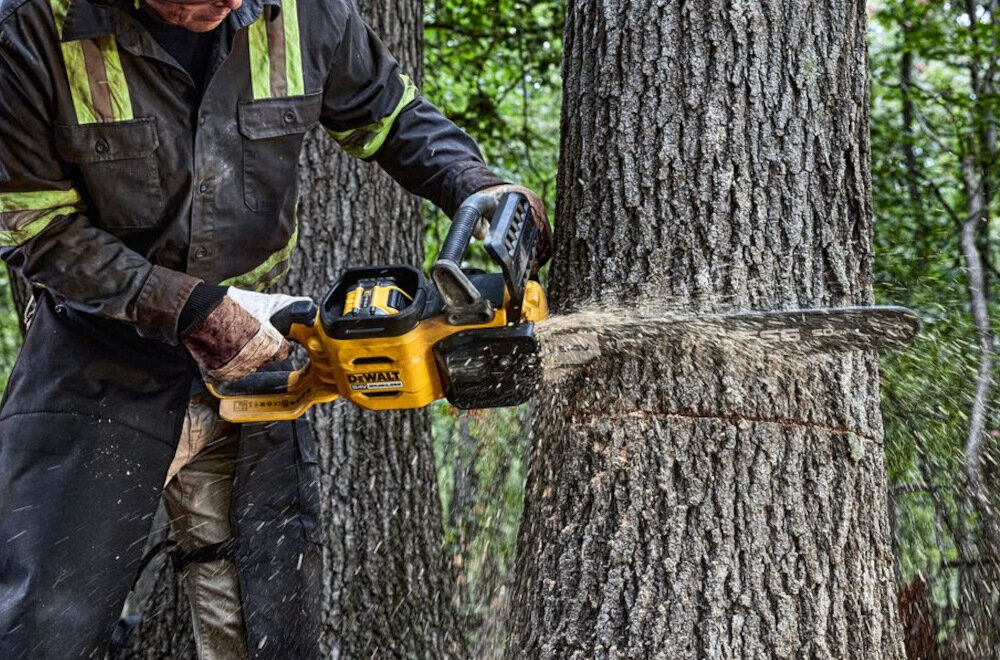 Piła akumulatorowa DEWALT DCMCS575N funkcjonalna niesamowita szybkość wydajność pracy silnik elektryczny moc 3000 W akumulator Li-Ion XR FlexVolt 54 V 3,0 Ah model bez akumulatora i ładowarki