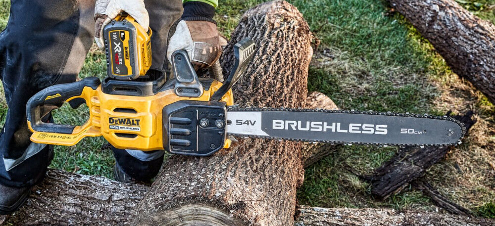 Piła akumulatorowa DEWALT DCMCS575X do typowych prac wycinkowych do niezwykle precyzyjnych zadań specjalnych prowadnica o dłogości 50 cm łańcuch automatyczny hamulec większe bezpieczeństwo