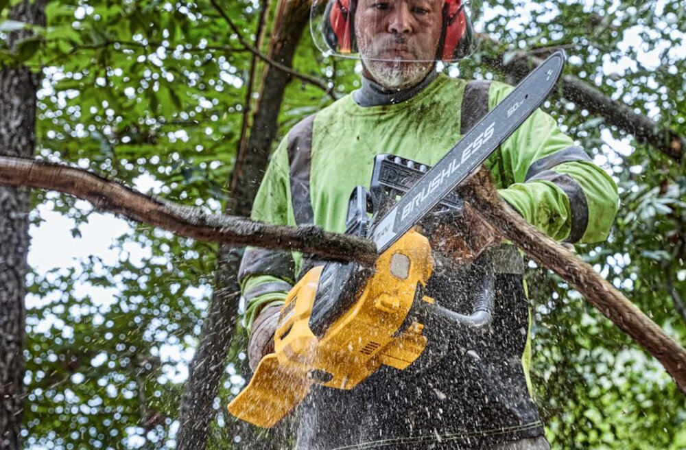 Piła akumulatorowa DEWALT DCMCS575X technologia automatycznego smarowania łańcucha żywotność znacząco wydłużona