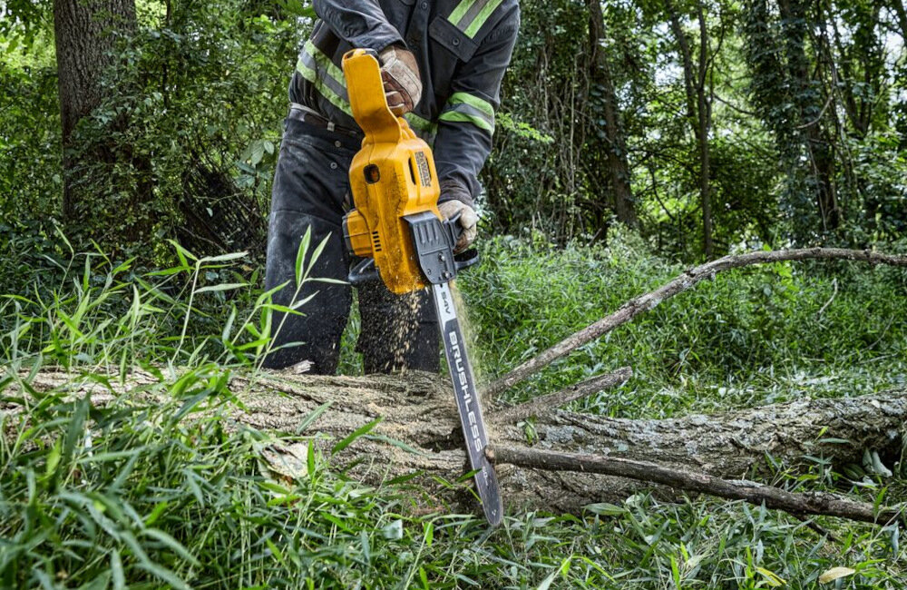 Piła akumulatorowa DEWALT DCMCS575X niewielka masa 5,5 kg