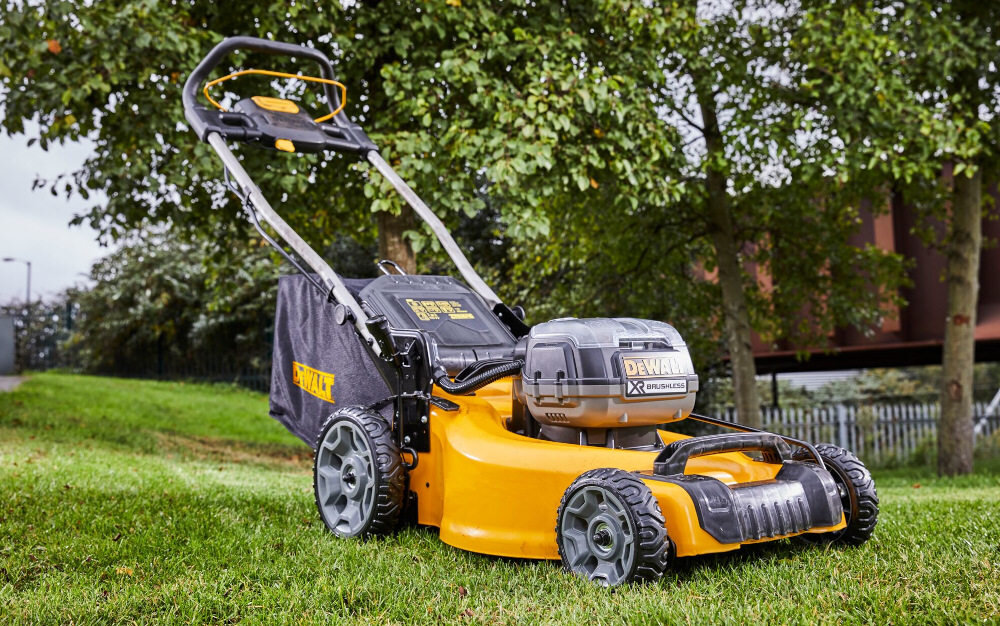Kosiarka akumulatorowa DEWALT DCMWSP564N-XJ kompaktowa do średnich trawników do 1500 m2 akumulatorowe zasilanie