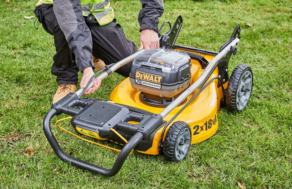 Kosiarka akumulatorowa DEWALT DCMWSP564N-XJ niewielkie bardzo solidne urządzenia z wysokiej jakości stali odporność na uderzenia i działanie warunków atmosferycznych możliwość złożenia uchwytu