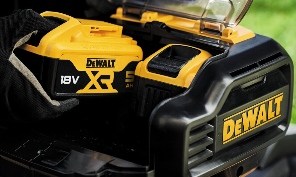 Kosiarka akumulatorowa DEWALT DCMWSP564N-XJ zasilanie dwa akumulatory z serii XR 18V trwałość wytrzymałość wskaźnik poziomu naładowania