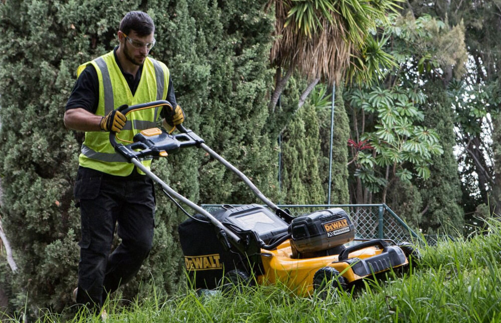 Kosiarka akumulatorowa DEWALT DCMWSP564N-XJ noże z wysokiej jakości stali wyprofilowanie noży kształtowanie krawędzi tnących szerokość robocza 53 cm