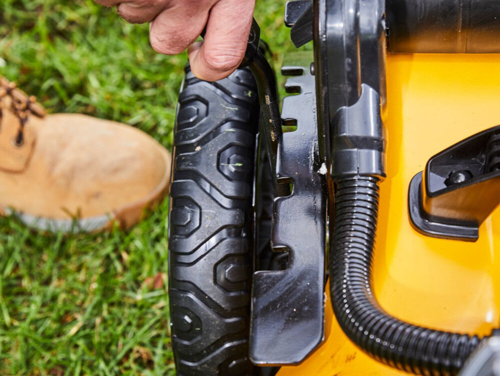 Kosiarka akumulatorowa DEWALT DCMWSP564N-XJ koszenie z uwzględnieniem preferowanej wysokości trawy w zakresie 32-95 mm mechanizm sprężynowy 6-stopniowa skala