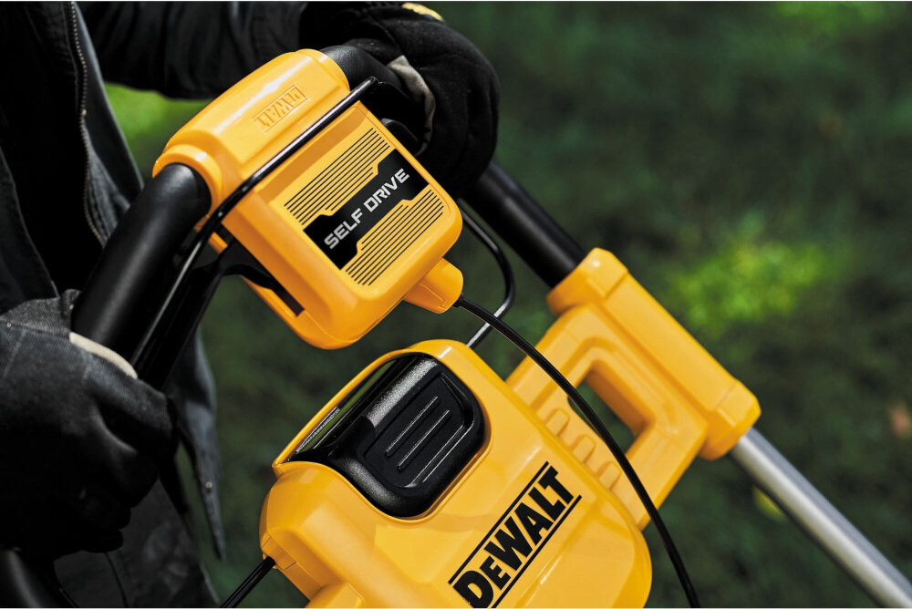 Kosiarka akumulatorowa DEWALT DCMWSP564N-XJ komfortowa rączka ergonomiczna forma miękkie wykończenie