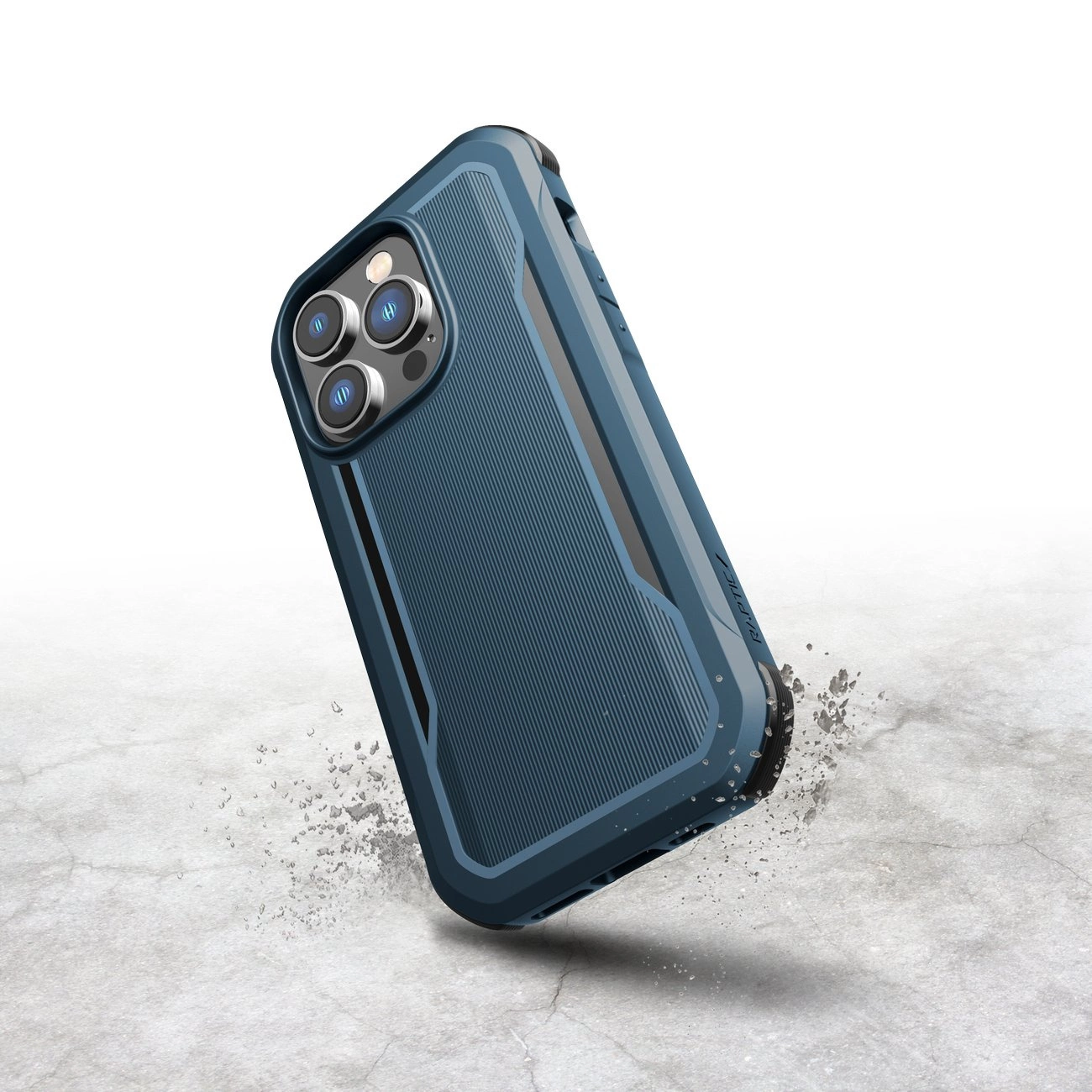 Niebieskie etui ochronne na telefon z widocznymi trzema obiektywami aparatu i teksturą na powierzchni. Etui unosi się nad powierzchnią, z której unoszą się drobinki kurzu.
