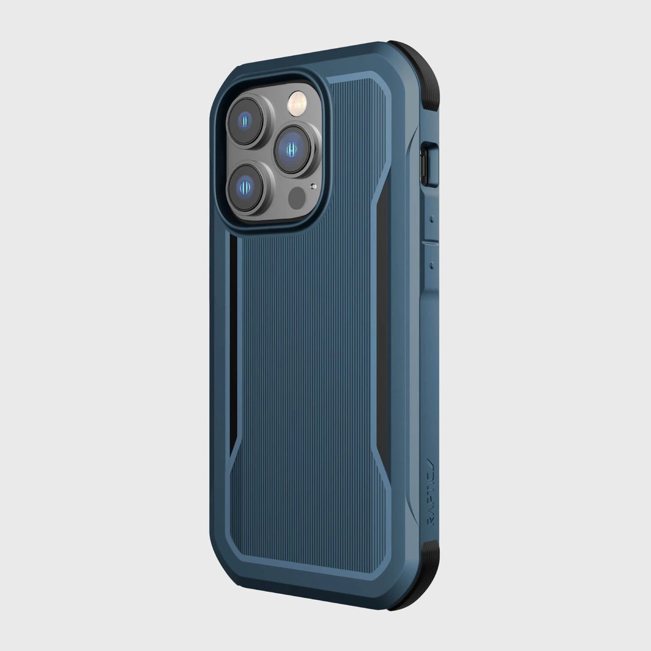 Niebieskie etui ochronne na telefon z widocznymi wycięciami na aparat i przyciski. Na boku etui znajduje się napis \'Raptic\'.