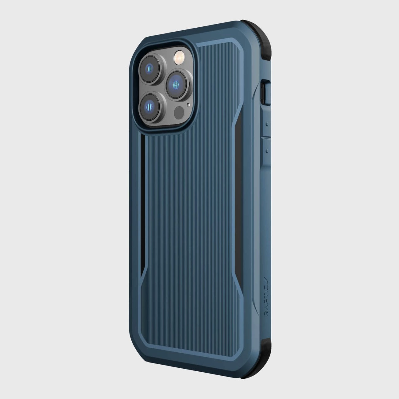 Niebieskie etui ochronne na telefon z widocznymi wycięciami na aparat i przyciski. Powierzchnia etui ma teksturowane wykończenie i wzmocnione krawędzie.